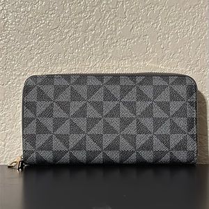 Double zipper wallet with wristlet, Gray